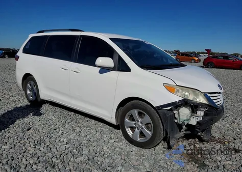 2016 Toyota Sienna Le z USA, uszkodzony, nr VIN 5TDKK3DC1GS717488